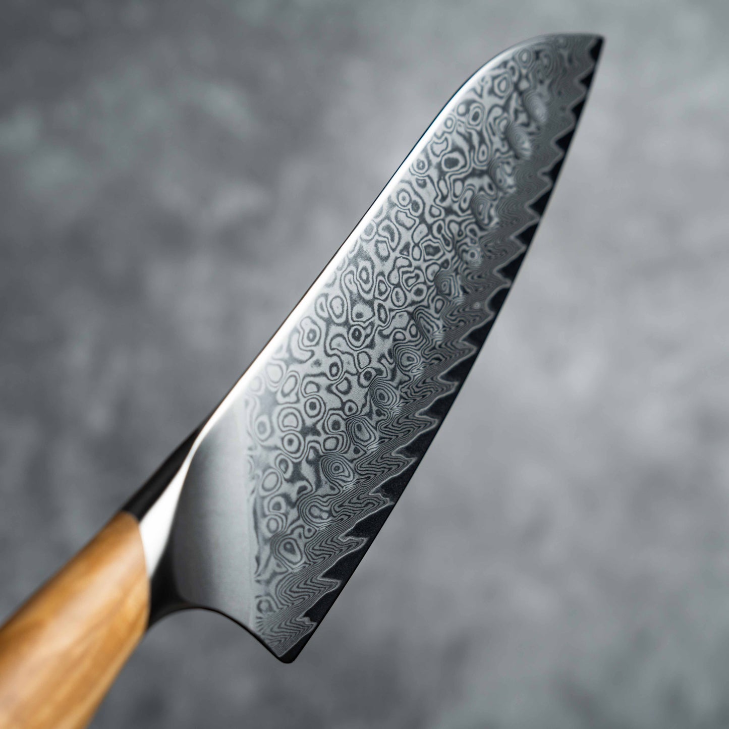 Couteau Santoku Noseto Batsu 180 mm, 73 couches d'acier damas avec manche en bois d'olivier