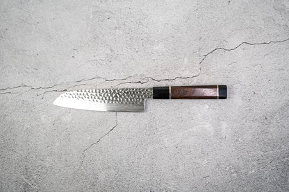 Couteau Santoku Noseto Suki 185 mm 67 couches Damas martelé avec manche en bois de fer du désert