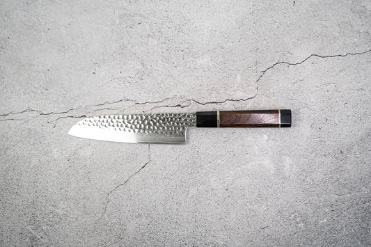 Couteau Santoku Noseto Suki 185 mm 67 couches Damas martelé avec manche en bois de fer du désert