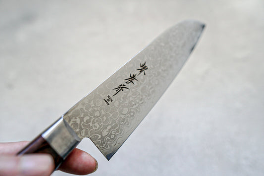 Couteau Santoku Sakai Takayuki 165 mm VG10 17 couches Damas finition miroir avec bois d'acajou