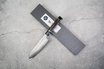 Couteau Santoku Noseto Suki 185 mm 67 couches Damas martelé avec manche en bois de fer du désert