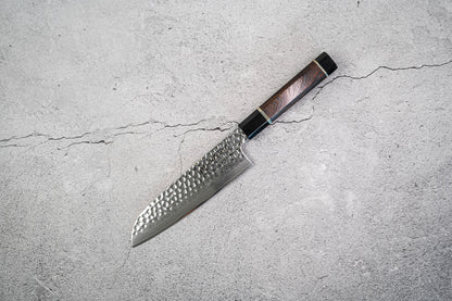 Couteau Santoku Noseto Suki 185 mm 67 couches Damas martelé avec manche en bois de fer du désert