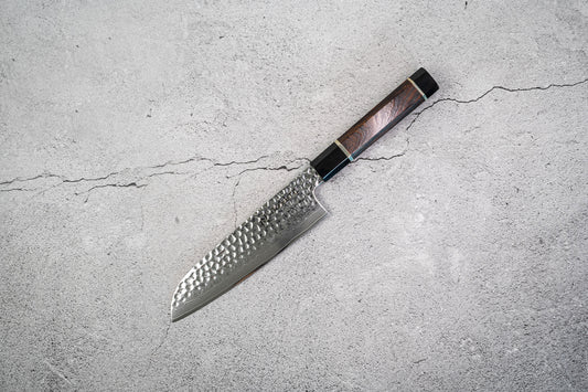 Couteau Santoku Noseto Suki 185 mm 67 couches Damas martelé avec manche en bois de fer du désert