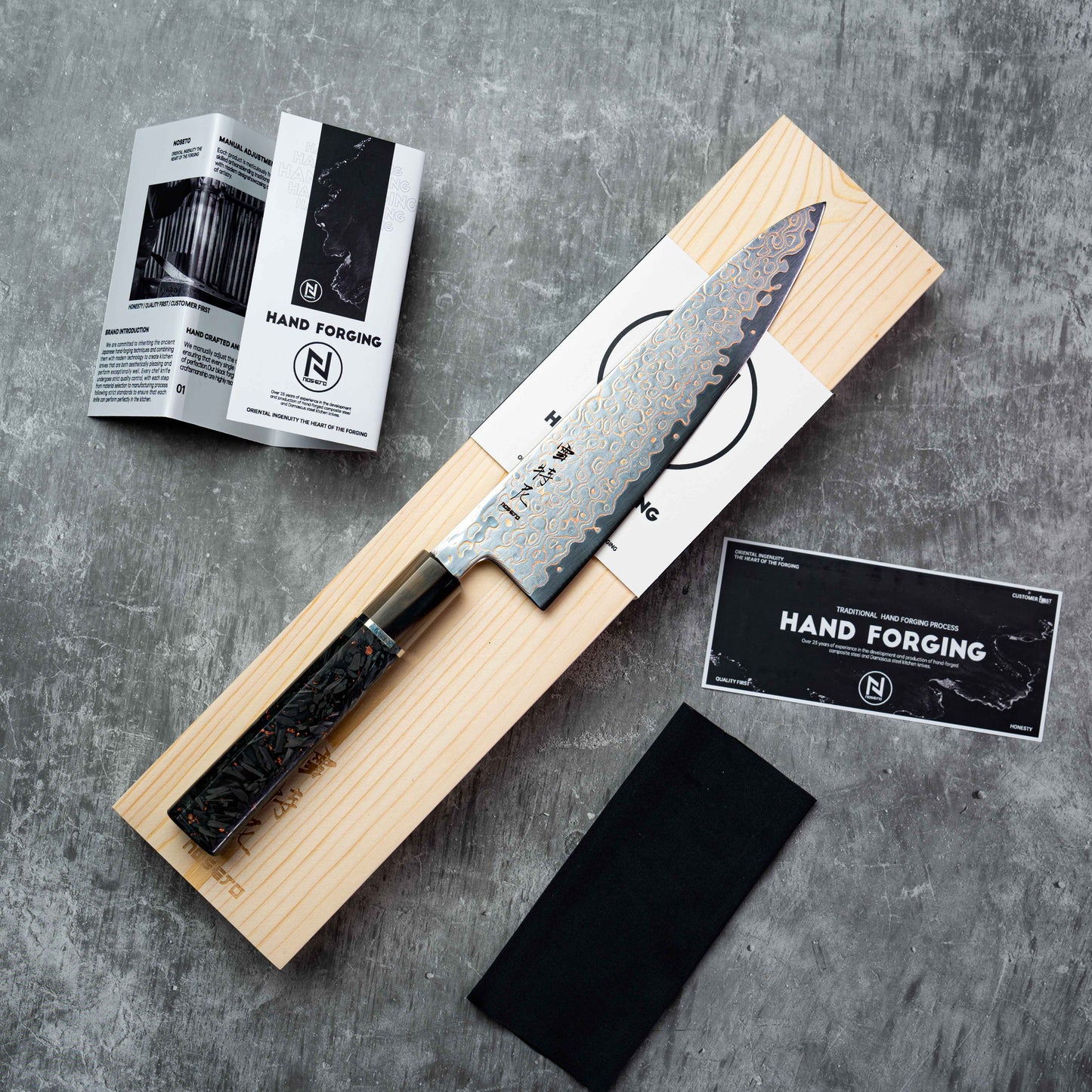 Couteau Noseto Kuza 210 mm Gyuto 67 couches VG-10 en cuivre damas avec résine de corne de buffle et fibre de carbone mélangée