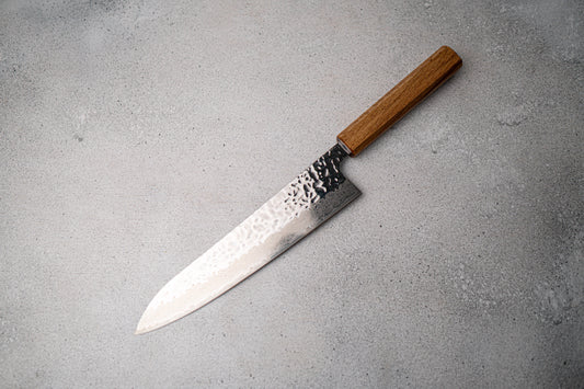 Couteau japonais Gyuto Seisuke Tsukikage AUS10 Migaki, finition Damas martelée, manche en chêne, 240 mm