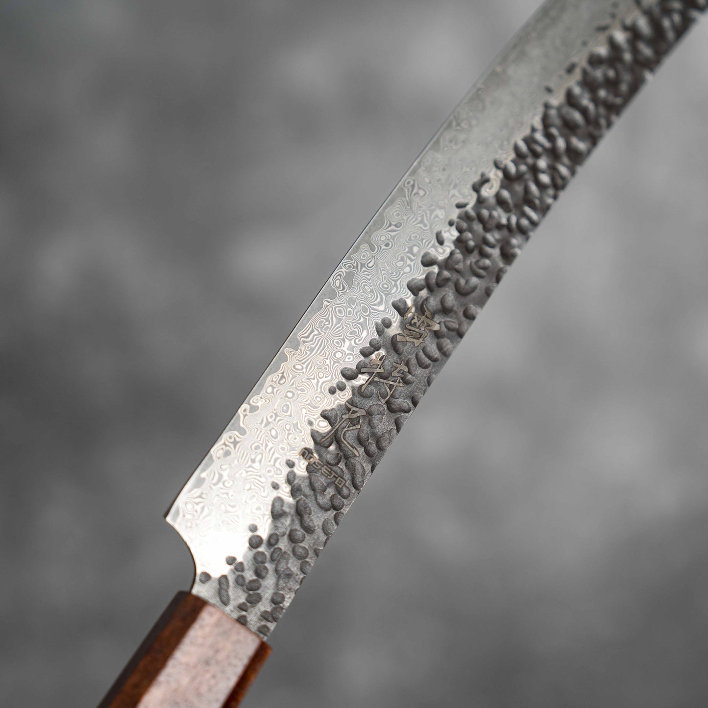 Couteau de boucher Noseto Kuki 240 mm, 67 couches, finition Damas Tsuchime, bois Pakka noir