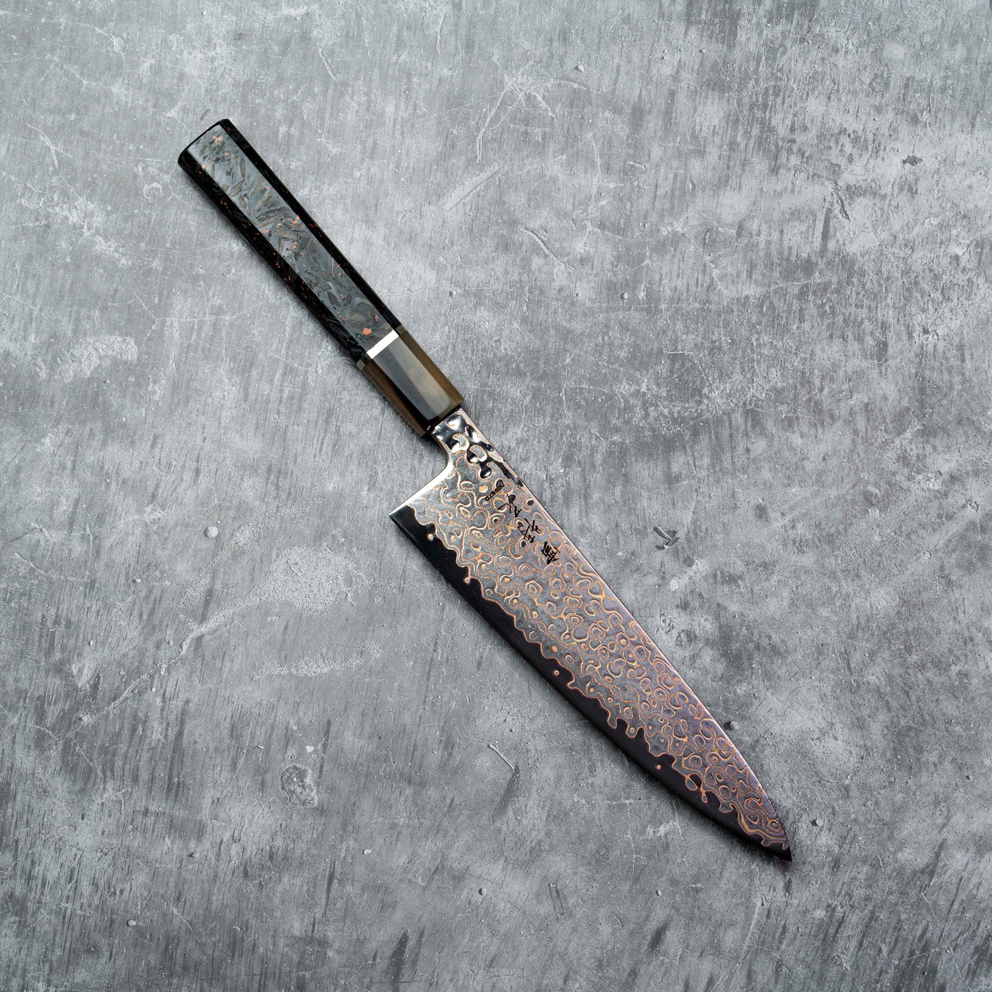 Couteau Noseto Kuza 210 mm Gyuto 67 couches VG-10 en cuivre damas avec résine de corne de buffle et fibre de carbone mélangée