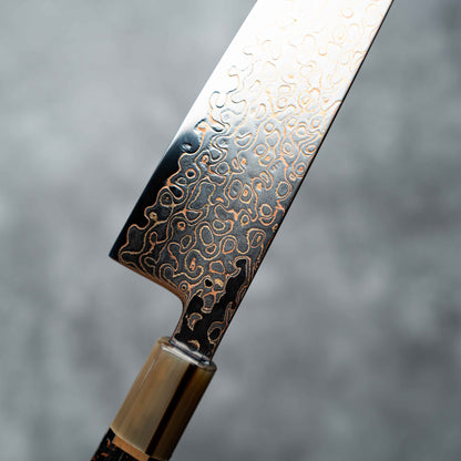 Couteau Noseto Kuza 210 mm Kiritsuke 67 couches VG-10 en cuivre damas avec résine de corne de buffle et fibre de carbone mélangée