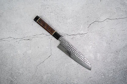 Couteau Santoku Noseto Suki 185 mm 67 couches Damas martelé avec manche en bois de fer du désert