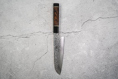 Couteau Santoku Noseto Suki 185 mm 67 couches Damas martelé avec manche en bois de fer du désert