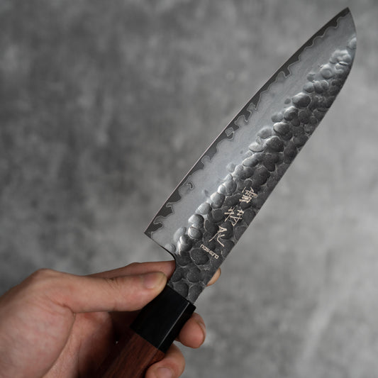Couteau Santoku Noseto Neno 180 mm, 3 couches d'acier au carbone, bois rouge et corne de buffle