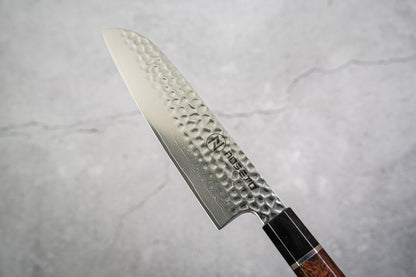 Couteau Santoku Noseto Suki 185 mm 67 couches Damas martelé avec manche en bois de fer du désert