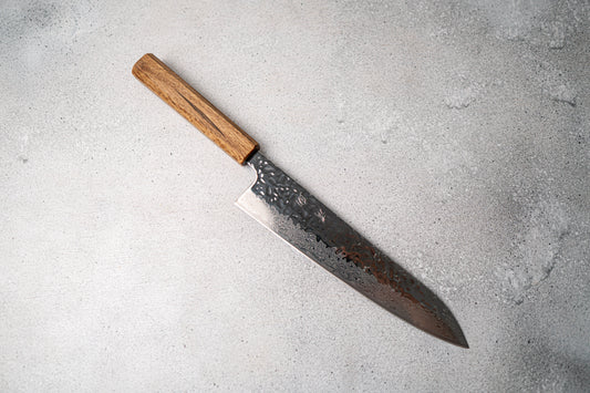 Couteau japonais Gyuto Seisuke Tsukikage AUS10 Migaki, finition Damas martelée, manche en chêne, 240 mm