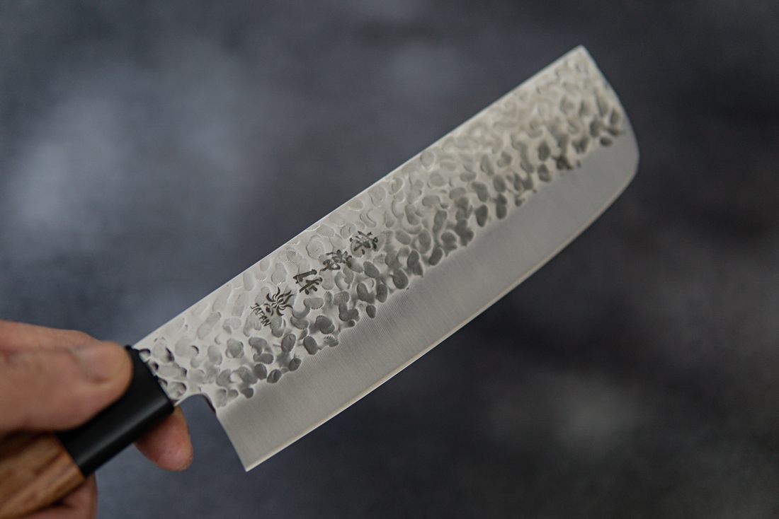 Couteau japonais Nakiri martelé Kanetsune DSR-1K6 165 mm, manche en bois de pakka rouge